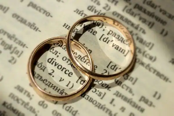 Image of rings removed before divorce mediation Newhaven